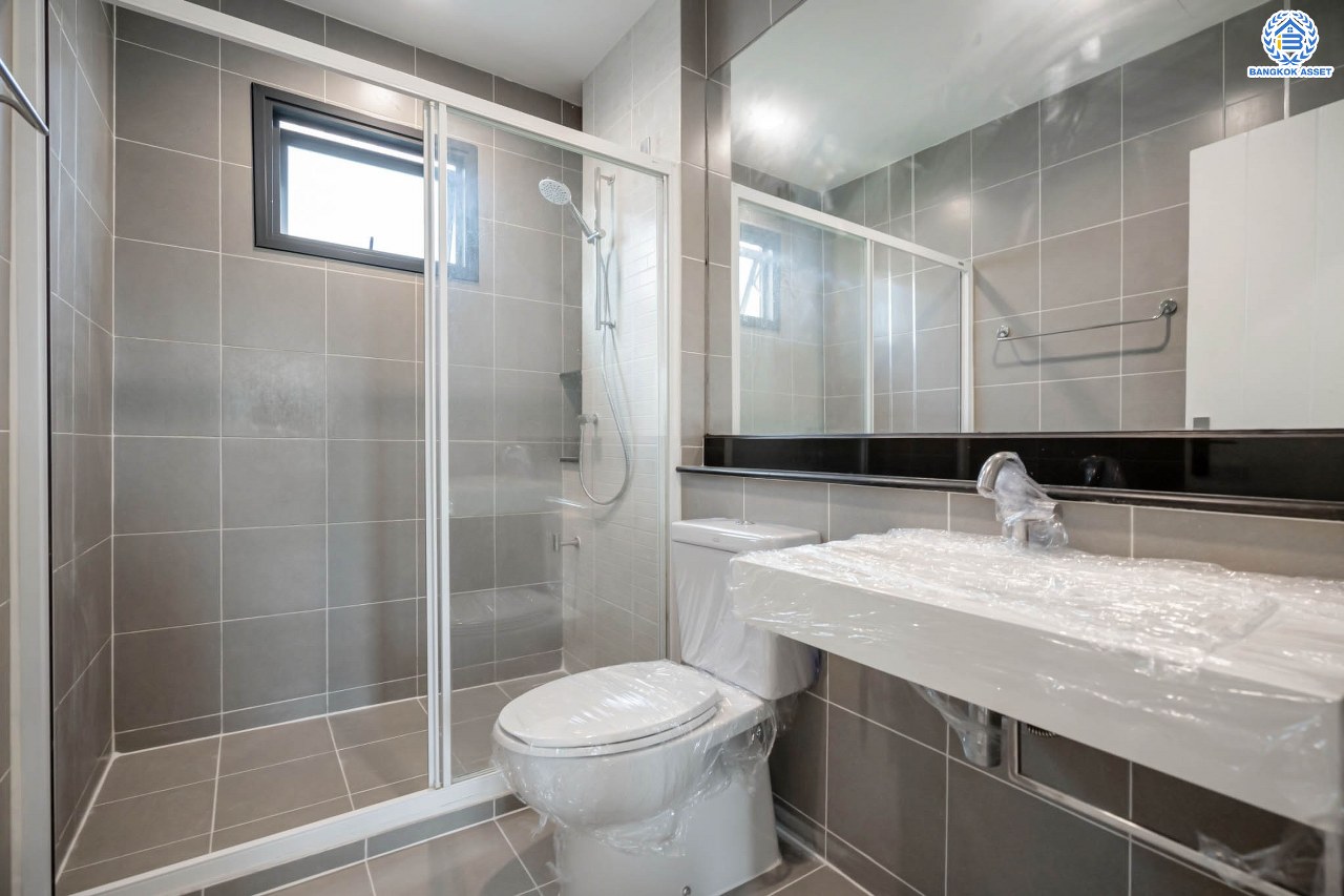 บ้านมือสองตกแต่งใหม่ โครงการ สราญสิริ ติวานนท์-แจ้งวัฒนะ1 หลังมุม เนื้อที่ 59.2 ตร.ว. ดีไซน์ตอบทุกไลฟ์สไตล์ ฟังก์ชัน 3 ห้องนอน 3 ห้องน้ำ จอดรถได้ 2 คัน Living ชั้นบนกว้างขวาง บนทำเลติดถนนใหญ่ เชื่อมต่อทุกเส้นทาง ใกล้จุดขึ้นทางด่วน "ศรีสมาน"